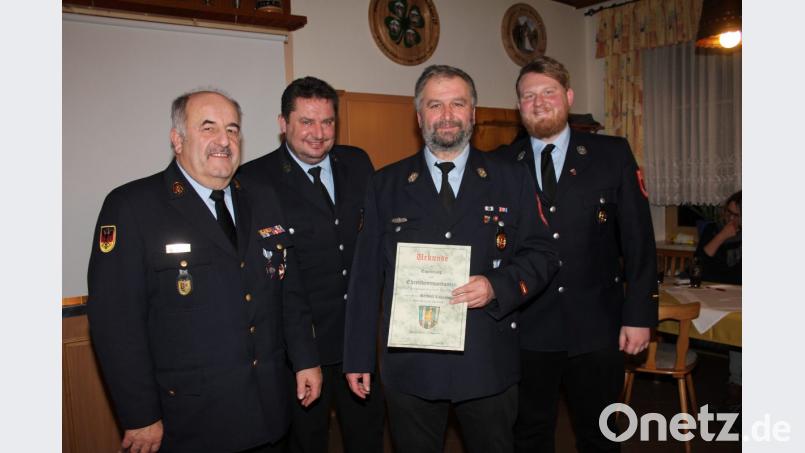 Nach sechs Jahren als zweiter und weitern 18 Jahren als erster Kommandant, hat Herbert Laubmann (mit Urkunde) dieses Amt an Sebastian Lobinger (rechts) abgegeben und ist am Ende der Versammlung zum Ehrenkommandanten der Freiwilligen Feuerwehr Pertolzhofen“ ernannt werden, wozu ihm (von links) Kreisbrandinspektor Richard Fleck und der bisherige Vorsitzende Michael Urban gratulierten. Bild: frd