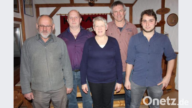 Die neu gewählte Führung des Karatevereins mit (von links) Hans Ruml (Vorsitzender), Hans Plecher (zweiter Vorsitzender), Sabine Köppl (Frauen- und Kinderbeauftragte), Robert Vögl (Schriftführer) und Tobias Schwarz (Kassier). Bild: frd