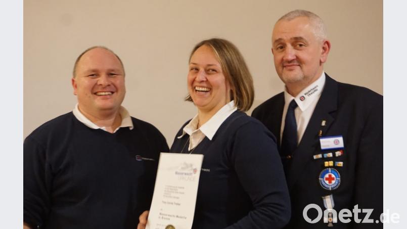 Bezirksvorsitzender Reinhard Hösl (links) und Ortsvorsitzender Oliver Boetcher überreichten Carola Treiber Urkunde und Medaille für besondere Leistungen Bild: dos