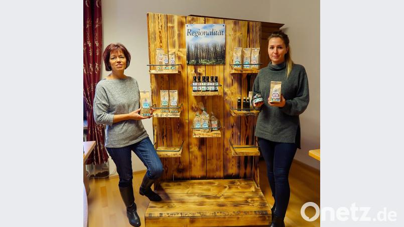 Für ihre Bio-Produkte haben die Friedenfelser Betriebe Regale mit Holz aus dem Steinwald gebaut. Renate Ransberger (links) und Sabrina Bittner (rechts) füllten diese bei der Präsentation mit Freude. Bild: bsc