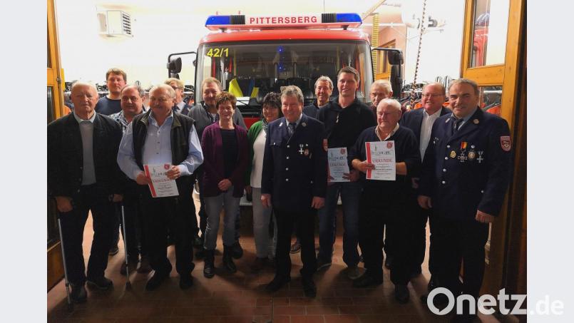 Die Pittersberger Feuerwehr ist leistungsstark und aufgrund guter Kameradschaft zu einer richtigen Feuerwehrfamilie geworden. Sechs Leute in ihren Reihen werden für langjährige Zugehörigkeit und Treue geehrt: Johann Jäger für 25 Jahre; Johann Klee, Klemens Dotzler und Johann sowie Martin Schmid für 40 Jahre; Ludwig Greisinger sogar für 60 Jahre. Bild: gm