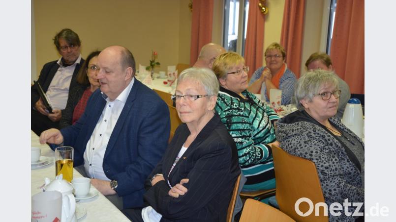 Zu den Gästen beim Neujahrsempfang der SPD Pechbrunn-Groschlattengrün zählen auch Kreisvorsitzender Rainer Fischer (Dritter von links) und Kreisrätin Hannelore Bienlein-Holl (Vierte von links). Bild: jr