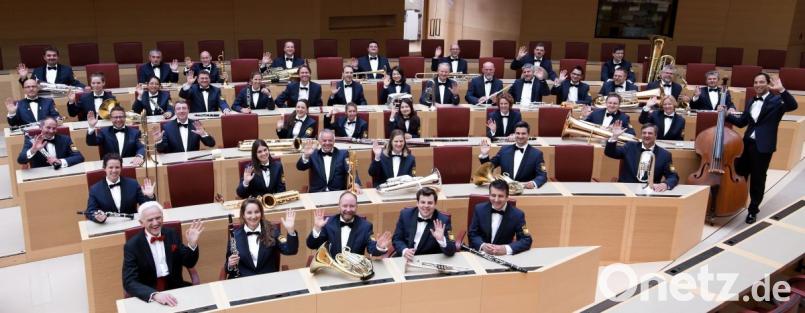 Das &quot;Polizeiorchester Bayern&quot; mit Leiter Johann Mösenbichler (vorne links) gastiert am 30. März in der Neunburger Schwarzachtalhalle. . Bild: Tobias Epp