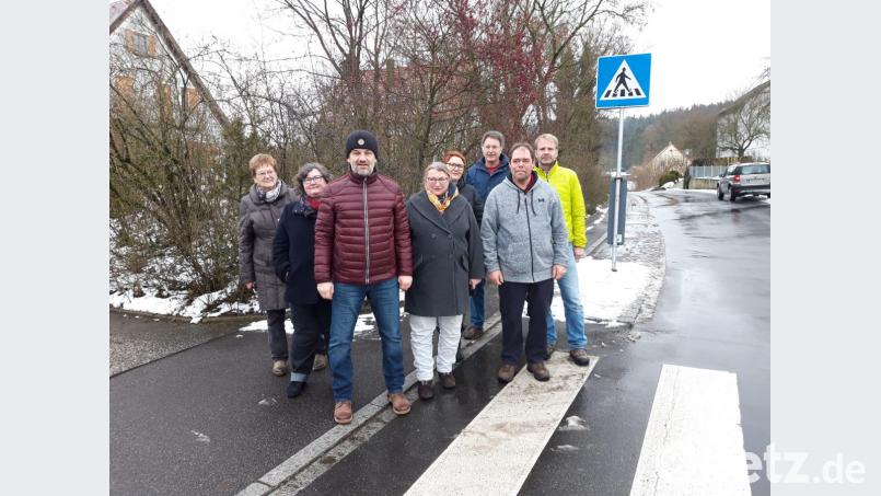 Die Mitglieder des SPD-Vorstands unter Leitung von Vorsitzenden Roger Hoffmann (dritter von links) fragen sich, warum das Aufbringen der Straßenmarkierung „30“ so lange dauert. Bild: wwl