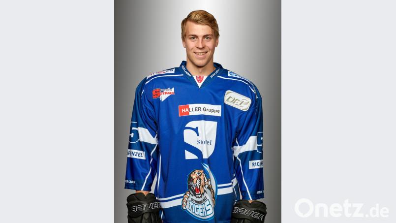 Maximilian Gläßl im Trikot des DEL-Teams Straubing Tigers. Mit einer Förderlizenz läuft er zudem auch für Deggendorf in der DEL 2 auf. Bild: Fotoatelier am Hafen/Straubing