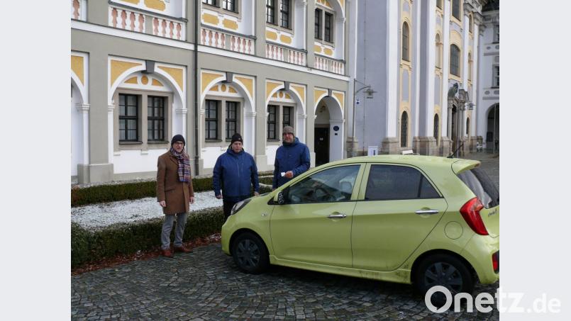 Bürgermeister Bernd Sommer zusammen mit den beiden kommunalen Parküberwachern Gerhard Laab und Markus Mickisch (von links) am Basilikaplatz. Der ist im Moment ein sprichwörtlich heißes Pflaster für Verkehrsteilnehmer, die ihre Autos dort parken. Bild: kgg