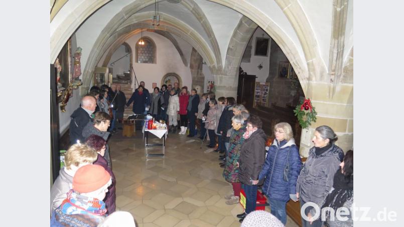 Andächtig beten die Gläubigen beider Konfessionen das „Gebet des Herrn“ am Ende des ökumenischen Abendgebets zur Wochenmitte in der Stadtpfarrkirche. Bild: jzk