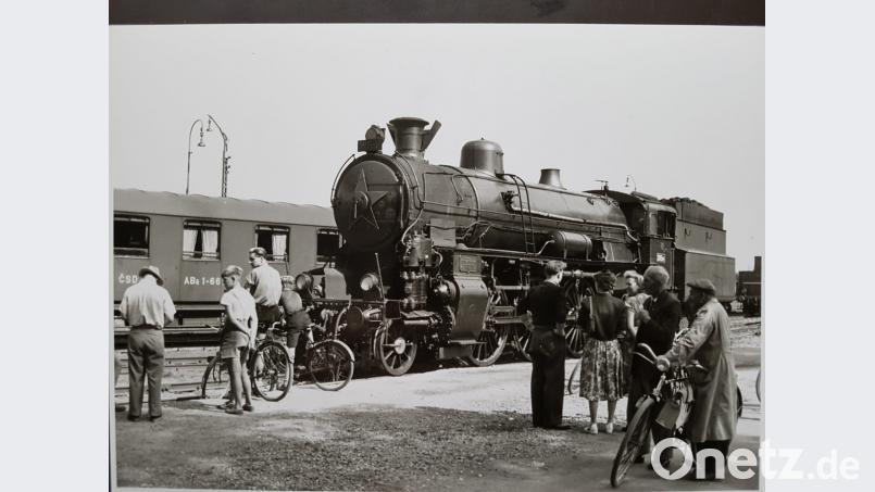 Staunend betrachten Passanten auf dem Bahnhof Selb-Plößberg am 11. September 1951 den gestrandeten Zug. Ein großer Sowjetstern ziert die Rauchkammer der Lok. Bild: Kurt Roßner/Sammlung Carsten Kunstmann