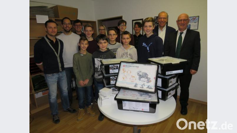 Im Beisein der zuständigen Lehrer und einiger Schüler überreicht IGZ-Geschäftsführer Wolfgang Gropengießer(Zweiter von rechts) die Robotik-Baukästen an Schulleiter Anton Hochberger (rechts). Bild: adj