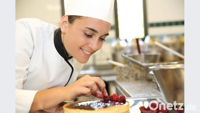 Das Lebensmittelgewerbe, darunter Konditoren, freute sich im vergangenen Quartal über mehr Aufträge. Bild: goodluz – Fotolia.com