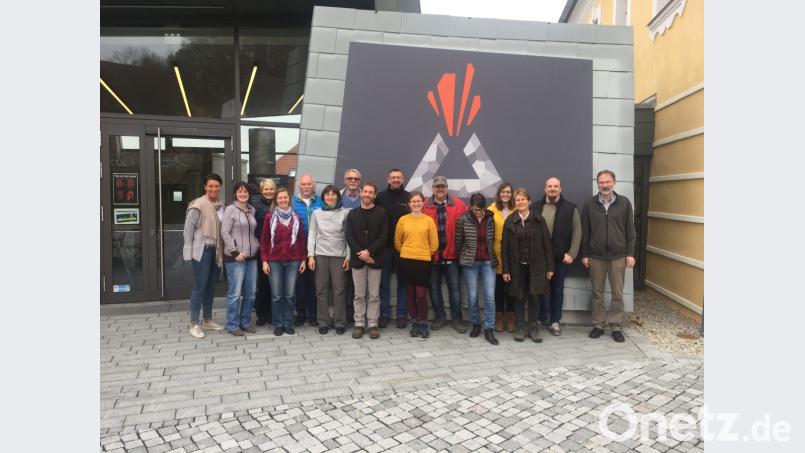 Die neuen Geoparkranger stellen sich in Parkstein vor. Bild: exb