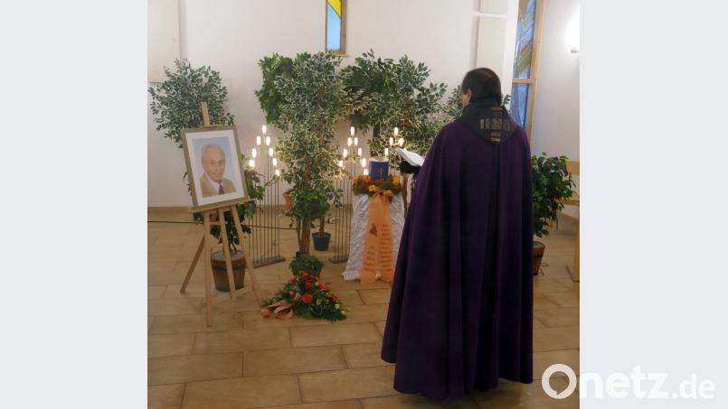 Stadtpfarrer Bernhard Müller erinnerte beim Requiem an den auch in der Kirche sehr engagierten Leo Suttner. Die Urne wurde auf dem Stadtfriedhof beigesetzt. Bild: mor