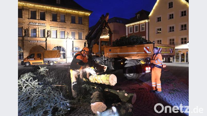 Der Weihnachtsbaum auf dem Marktplatz wird entfernt Bild: Petra Hartl