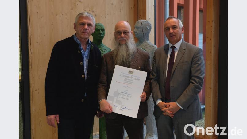 Behördenleiter Thomas Gollwitzer (rechts) überreichte Thomas Henning (Mitte) die goldene Ehrennadel Ländliche Entwicklung zur Würdigung seines außergewöhnlichen Engagements für den Ländlichen Raum. Seine Nachfolge beim Verband übernimmt Erwin Michl (links). Bild: exb/Petra Nickl