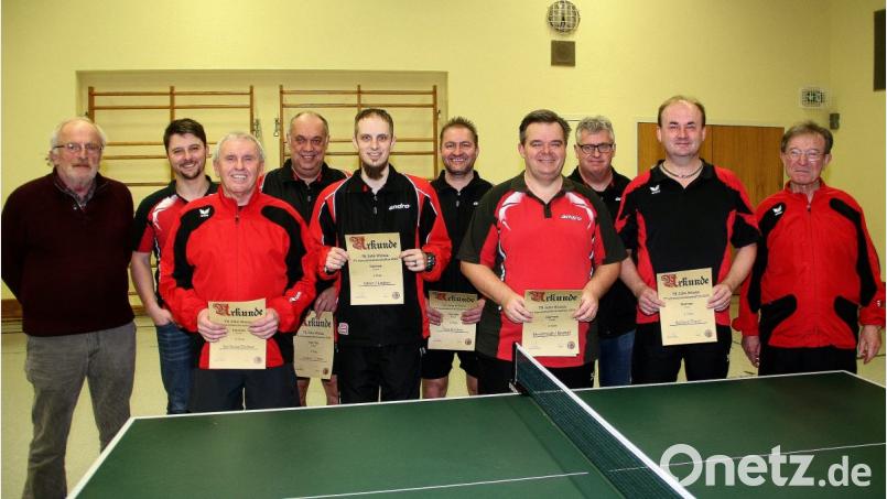 Das Foto zeigt die Vereinsmeister mit den Platzierten nach der Siegerehrung. Der Vorsitzende des TB Jahn Wiesau, Gerd Priemer (links), und Spartenleiter Beppo Sertl (rechts) gratulieren. Bild: wro