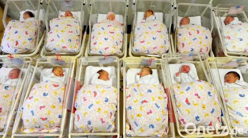 Im Landkreis Neustadt/WN kletterte die Geburtenzahl von 760 im Jahr 2017 auf 811 in 2018. Symbolbild: Waltraud Grubitzsch/dpa