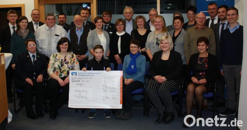 6250 Euro durfte die Volksbank Raiffeisenbank verteilen. Im Bild die Spendenempfänger sowie Falkenbergs Bürgermeister Herbert Bauer (hinten Sechster von links), Geschäftsstellenleiterin Gudrun Teicher (hinten Fünfte von rechts), Geschäftsstellenleiter Helmut Thoma (hinten Zweiter von links) und Regionalmarketingleiter Berthold Bauer (hinten Dritter von rechts). Bild: lk