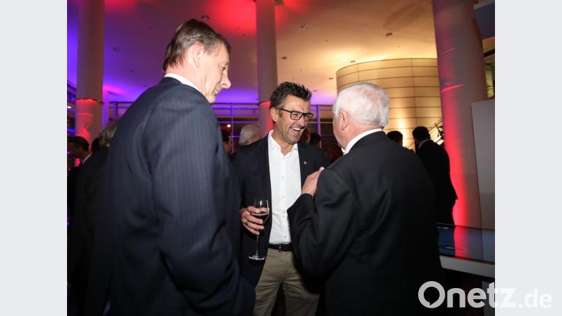 Gute Laune trotz Kritik von allen Seiten: Club-Coach Michael Köllner (Mitte) amüsierte sich beim Neujahrsempfang der Nürnberger Hauptsponsors prächtig. Bild: Sport- und Pressefoto Zink