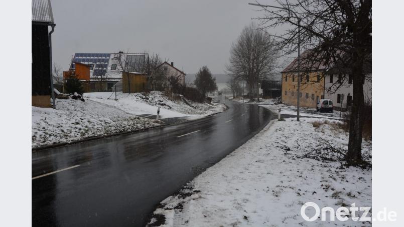 „Freiwillig 30“-Schilder an der Kreisstraße TIR22 im Bereich der Pfaffenreuther Ortsdurchfahrt hat das Landratsamt abgelehnt. Die Gemeinde prüft nun andere Möglichkeiten, den Verkehr zu bremsen. Bild: jr