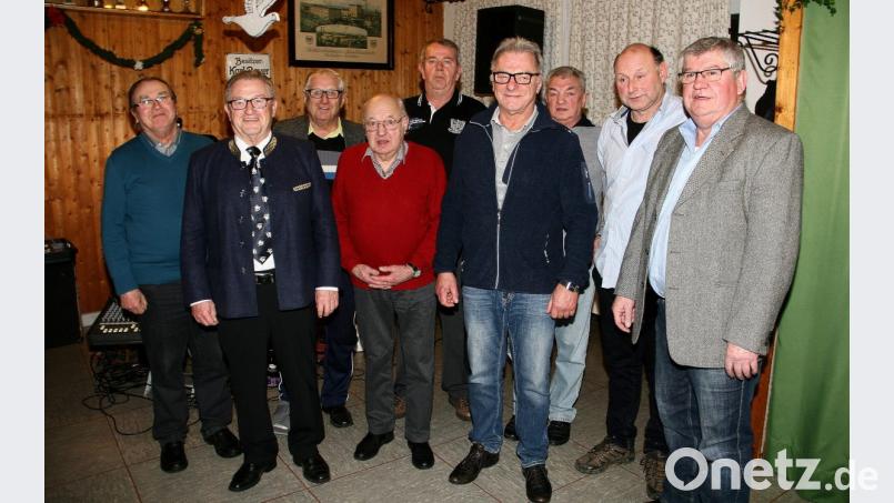 Lobes- und Dankesworte gehen an die Wiesauer Brieftaubenzüchter für ihre erfolgreichen Wettbewerbsteilnahmen. Mit im Bild Vorsitzender Rudolf Höcht (rechts) und 2. Bürgermeister Fritz Holm (Zweiter von links). Bild: wro