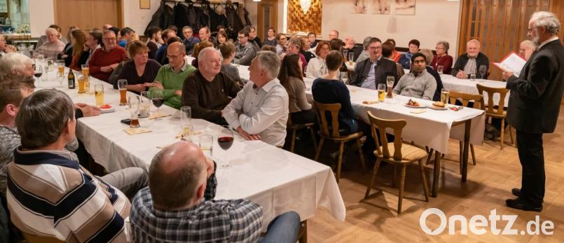 Die Pfarrei Stulln lud zum Dank und als Anerkennung für ehrenamtliche Mitarbeit im Jahr 2018 zum Essen in den Bodensteinersaal ein. Pfarrer Heinrich Rosner (stehend) sagte in seiner Rückblende auf 2018 allen Gruppen und Unterstützern ein herzliches „Vergelt´s Gott“. Bild: ohr