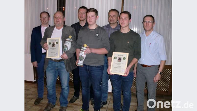 Die neuen Fischerkönige und Vereinsmeister werden ausgezeichnet durch Bürgermeister Konrad Kiener (links), Vorsitzenden Markus Schwarzbauer (rechts) und seinen Stellvertreter Uwe Mußhoff (Dritter von rechts). Bild: sh