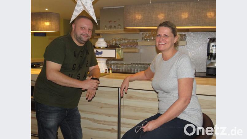 Wenn Roman Schenk auf Heimaturlaub ist, hilft er seiner Frau Renate im Café und Restaurant &quot;Wohnorama&quot;. Und er unternimmt viel mit seinen beiden Kindern. Bild: ubb