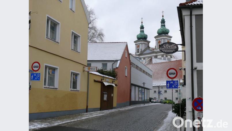 Die entsprechenden Verkehrsschilder sind jeweils an den Zufahrten zu dem verkehrsberuhigten Bereich auf beiden Seiten der Fahrbahn aufgestellt, wie etwa hier in der Kirchenstraße. Bild: kgg