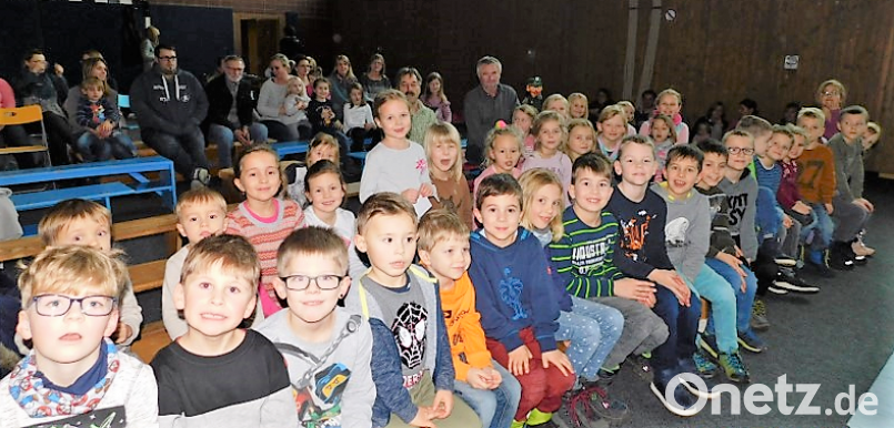 Die Kinder freuen sich über das Weihnachtsgeschenk in Form von Tickets für das Kasperltheater. Bild: wlr