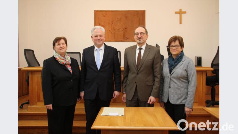Amtsgerichtsdirktor Ewald Ebensperger (Zweiter von rechts) sowie seine Stellvertreterin und Richterin Petra Froschauer (links) und Geschäftsleiterin Elisabeth Langen freuten sich über den Besuch von Oberlandesgerichts-Präsident Thomas Dickel. Bild: Christopher Dotzler