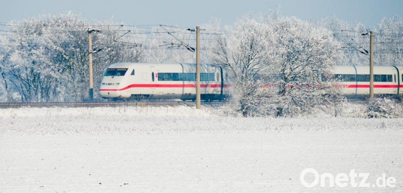 Ein ICE der Deutschen Bahn fährt bei Schnee und Eis auf der Bahnstrecke Hannover-Berlin. Bild: Julian Stratenschulte/dpa