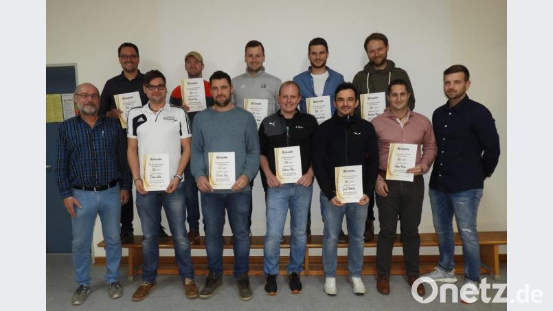 Johannes Gebert, Tobias Götz, Manuel Rom, Michael Reng, Leo Birner, Andreas Peter, Christian Kumeth, Josef Ruidisch, Manfred Reng, Stefan Fuchs, Max Birner wurden für ihre Spiele geehrt. .Bild links: Otto Bernklau (Betreuer) Bild: seb