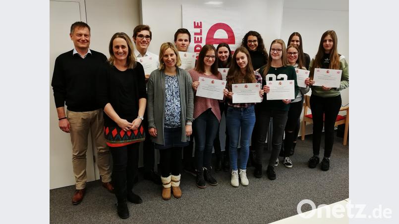 Die Schüler des JAS-Gymnasiums freuten sich mit Schulleiter Christian Schwab (links) und den beiden Spanischlehrerinnen Stefanie Schmid (Zweite von links) sowie Elisabeth Bergmann (Vierte von links) über die Sprachzertifikate des spanischen „Instituto Cervantes“. Bild: exb