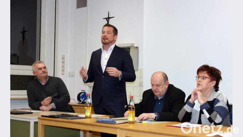 Bundestagsabgeordneter Uli Grötsch (stehend), zugleich auch Generalsekretär der Bayern-SPD, diskutierte mit den Genossen im Kreis Tirschenreuth den Zustand der Gesamtpartei. Mit am Podium saßen (v.l.) Stellvertretender Kreisvorsitzender Uli Roth als Moderator, Kreisvorsitzender Rainer Fischer sowie Bezirksrätin Brigitte Scharf. Bild: stg