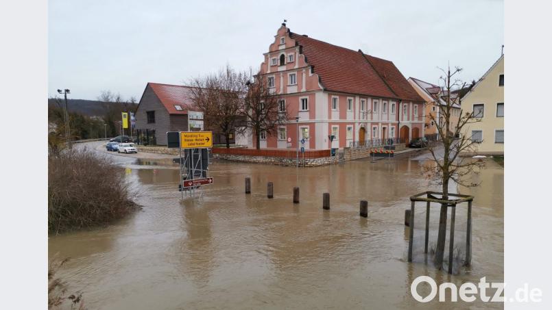 Mehr als genug Wasser steht in den Straßen von Harburg. Das Hochwasser an der Wörnitz in Schwaben hat in der Nacht zum Dienstag im Landkreis Donau-Ries die zweithöchste Meldestufe erreicht. Bild: Matthias Stark/dpa