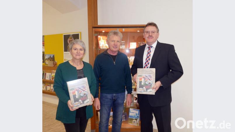 Gerald Morgenstern (Mitte) überreichte die Neuauflage seines Truppenübungsplatzbuches an Bürgermeister Hans Martin Schertl (rechts) und Kulturamtsleiterin Adolfine Nitschke. Bild: exb