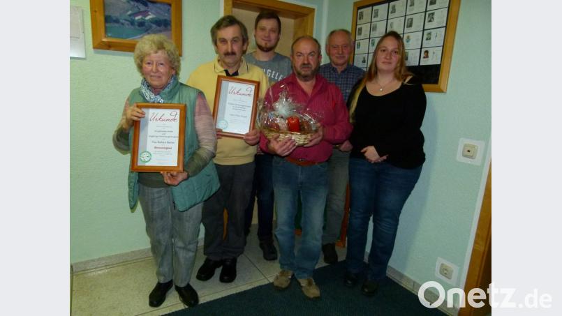 Beim Kleintierzuchtverein ehrte Vorsitzender Max Deyerl (Zweiter von links), der eine Auszeichnung für 50-jährige Mitgliedschaft erhielt, die Mitglieder (von links) Barbara Becher, Albert Fink, Michael Gräbner, Georg Meier und Anita Seidl. Bild: bgl