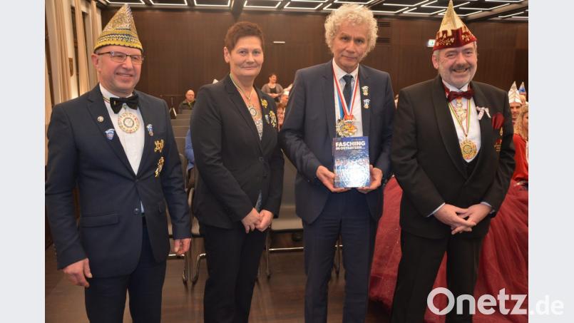 Geschenke wurden unter den Ehrengästen ausgetauscht (von links): Arthur Troidl, Waltraud Rath (Regionalpräsidentin Oberpfalz), Landrat Wolfgang Lippert und Günter Fennerl. Bild: jr