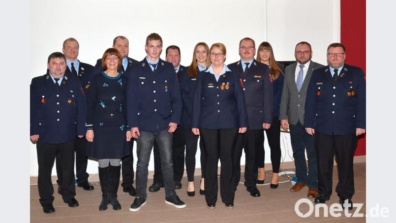 Vorsitzender Sandro Hochwart (rechts) zählt zu den langjährigen Aktiven der Ortsfeuerwehr, ebenso die beiden Kommandanten Hans-Peter Müller und Markus Schwarz (von links), sowie Johann Dierl (Vierter von links). Bild: fjo