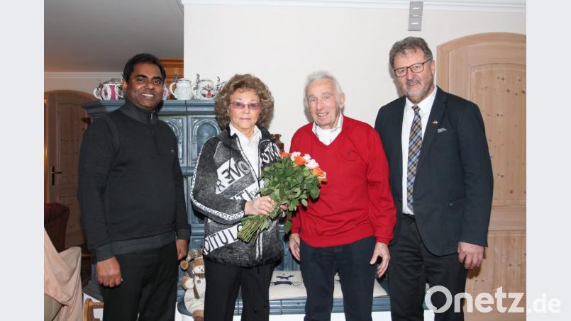 Pfarrer Julius Johnrose (links) und Bürgermeister Johann Maurer gratulieren Erika uns Hans Wloka zum 60. Hochzeitstag. Bild: pi
