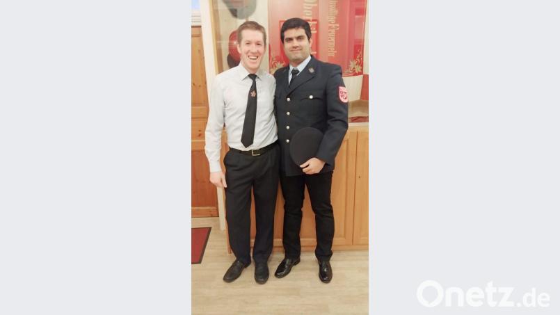 Die Verstärkung für die Aktiven der Feuerwehr Oberbibrach kommt von weit her: Nicht nur Vorsitzender Martin Kräml freut sich über den aus dem Iran stammenden Neuzugang Amir Eskandari. Bild: edo