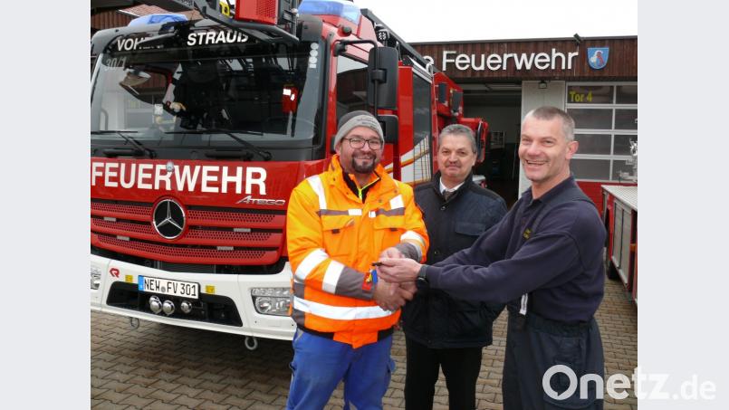 Von Bürgermeister Andreas Wutzlhofer (Mitte) zu Stützpunktkommandant Mario Dobmayer (rechts) wechselte der Schlüssel umgehend zu Gerätewart Markus Süss (links). Bild: dob