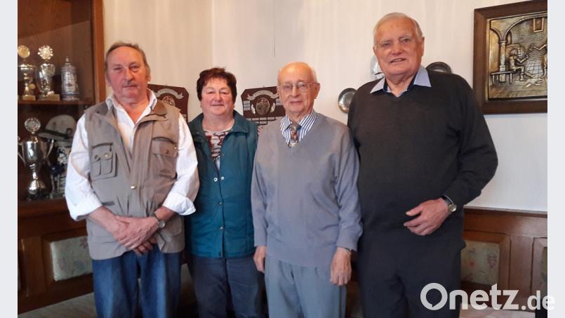 Michael und Erna Niedermeier (von links) bilden gemeinsam mit Vorsitzendem Alfred Neidl (rechts) die erfolgreiche Schlaggemeinschaft des Vereins &quot;Heim zum Fensterbach&quot;. Franz Hofrichter (Zweiter von rechts) wurde für r 50 Jahre Mitgliedschaft geehrt . Bild: nib
