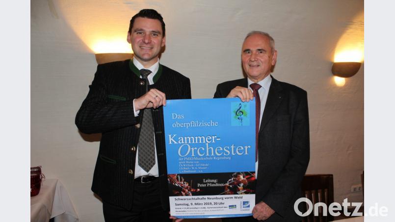 Landrat Thomas Ebeling und Alois Hagl, Vorsitzender des Partnervereins, rühren die Werbetrommel für das Kammerkonzert. Bild: exb