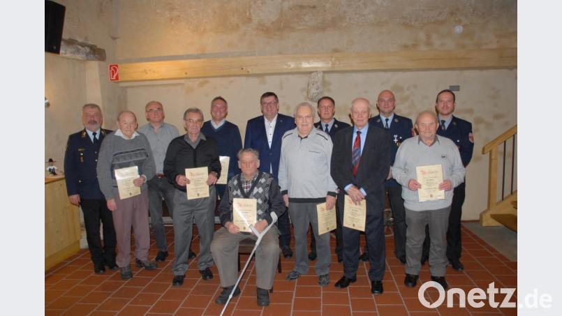 Die Feuerwehr Schmidmühlen freut sich, zahlreiche Mitglieder für ihre Treue auszuzeichnen. Bild: pop