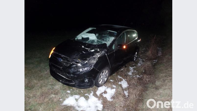 Das Auto erfasste das Pferd und landete auf der Wiese neben der Staatsstraße. Bild: br