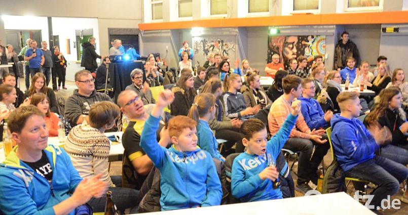 Jubeln konnten die Fans häufig. Am Ende hieß es 31:23 für die deutsche Mannschaft gegen Serbien. Bild: Kunz