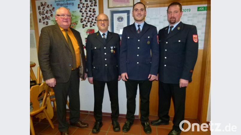 Bürgermeister Heinz Weigl, Vorsitzender Holger Most (von links) und Kreisbrandmeister Peter Killermann (rechts) gratulieren stellvertretendem Kommandanten Dominik Rückl zur Wiederwahl. Bild: bgl
