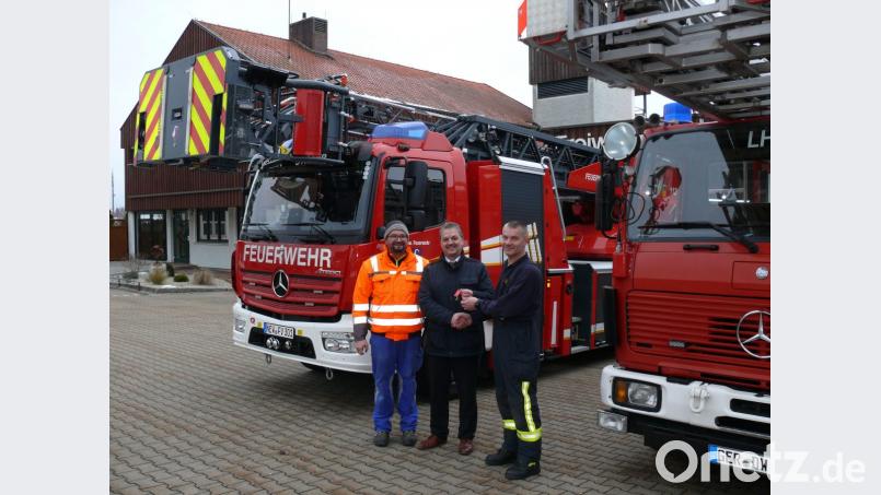 Noch stehen die beiden Drehleitern einträchtig beieinander. Nach der offiziellen Schlüsselübergabe von Bürgermeister Andreas Wutzlhofer (Mitte) an Stadtkommandant Mario Dobmayer (rechts) und Gerätewart Markus Süss (links) wurde die neue Drehleiter (links) mit der Meldung an die ILS Weiden unter &quot;Florian Vohenstrauß 30/1&quot; in Betrieb genommen. Bild: dob