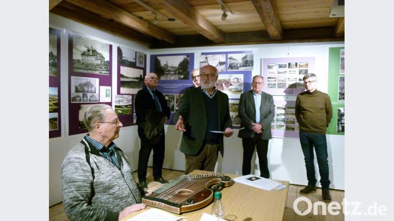 Mit Saitenklängen begleitet das Duo Hollmer die Eröffnung der neuen „Taubnschuster“-Ausstellung durch Karlheinz Keck. Bild: rn